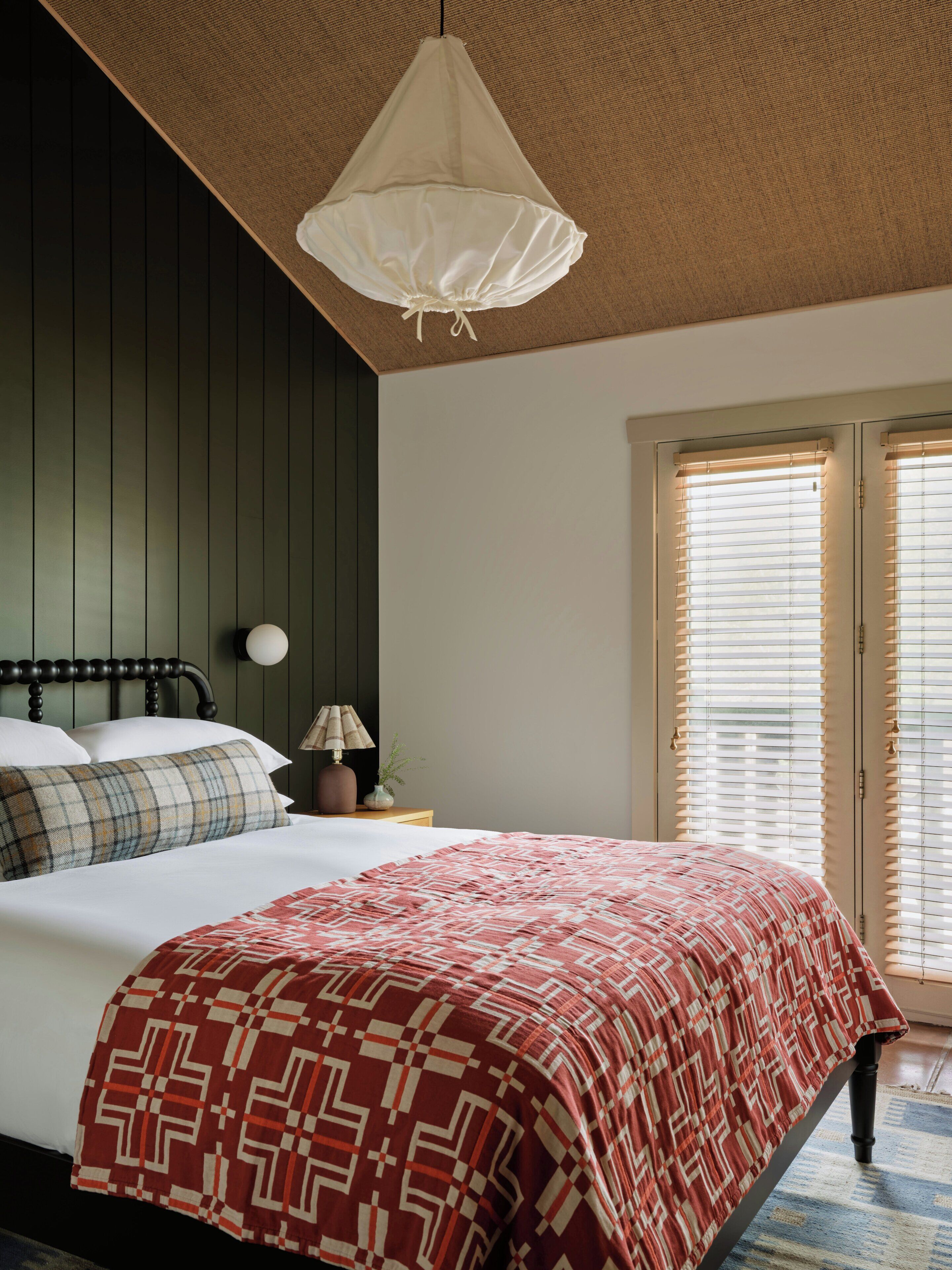 Room, 1 Queen Bed | Egyptian cotton sheets, premium bedding, down comforters, in-room safe