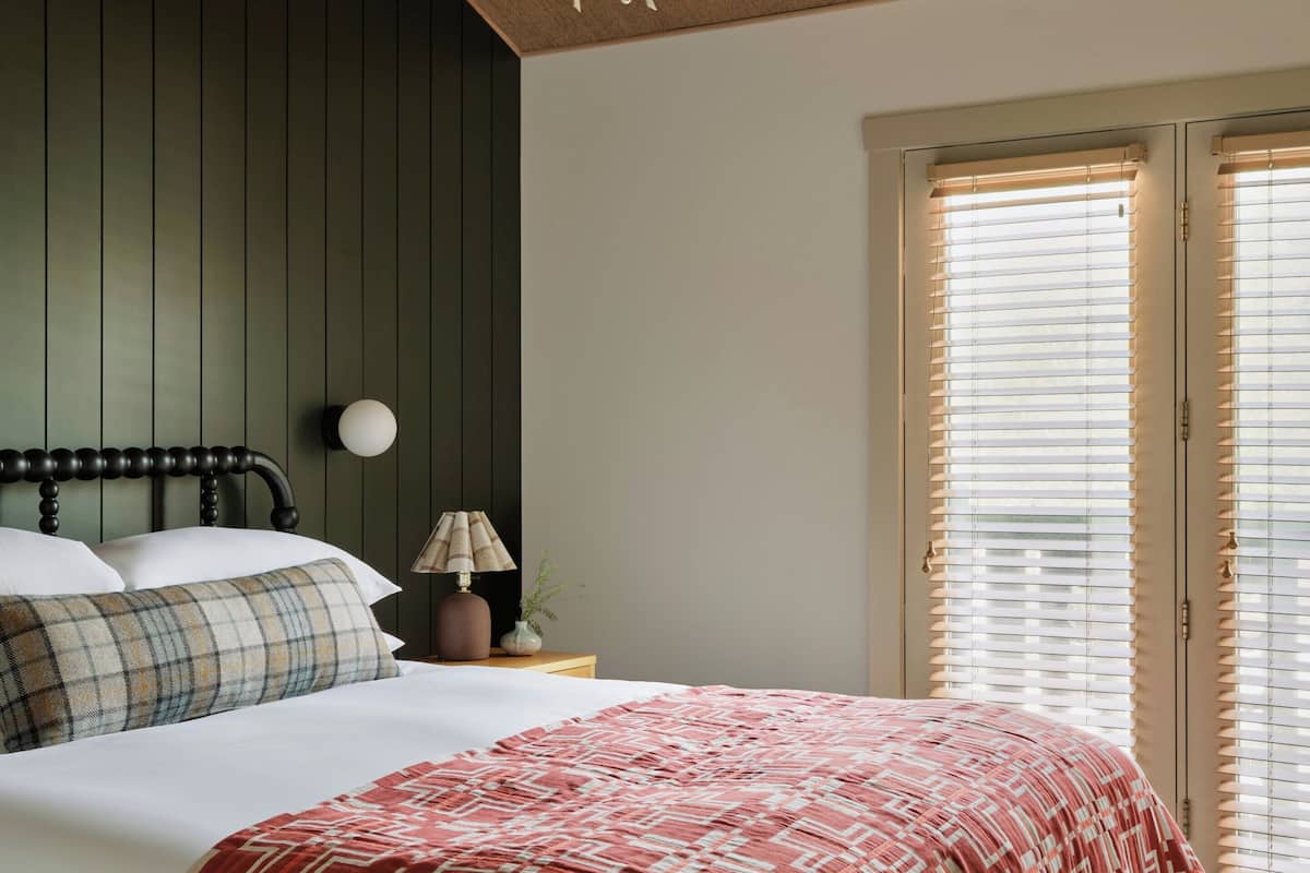 Room, 1 Queen Bed | Egyptian cotton sheets, premium bedding, down comforters, in-room safe