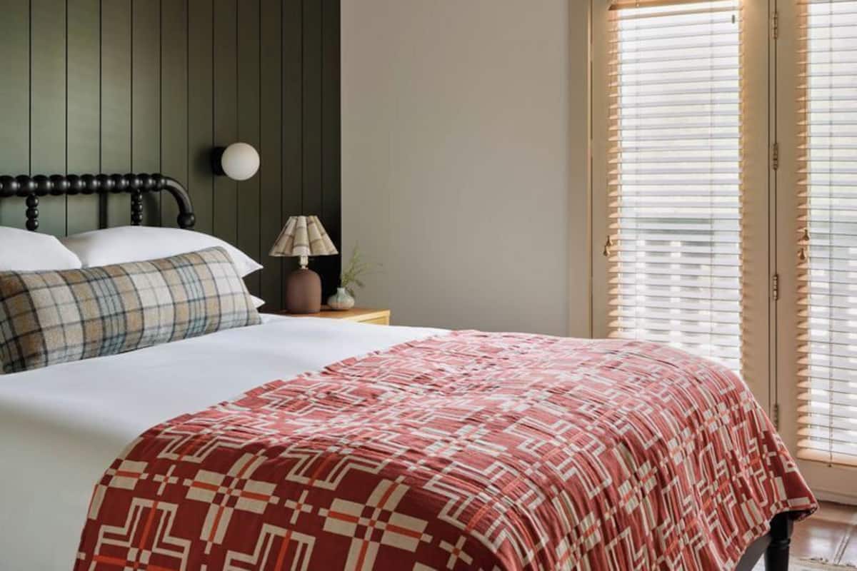 Room, 1 Queen Bed | Egyptian cotton sheets, premium bedding, down comforters, in-room safe