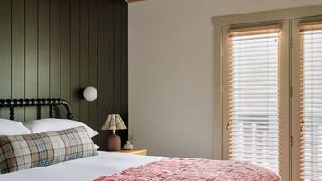 Room, 1 Queen Bed | Egyptian cotton sheets, premium bedding, down comforters, in-room safe