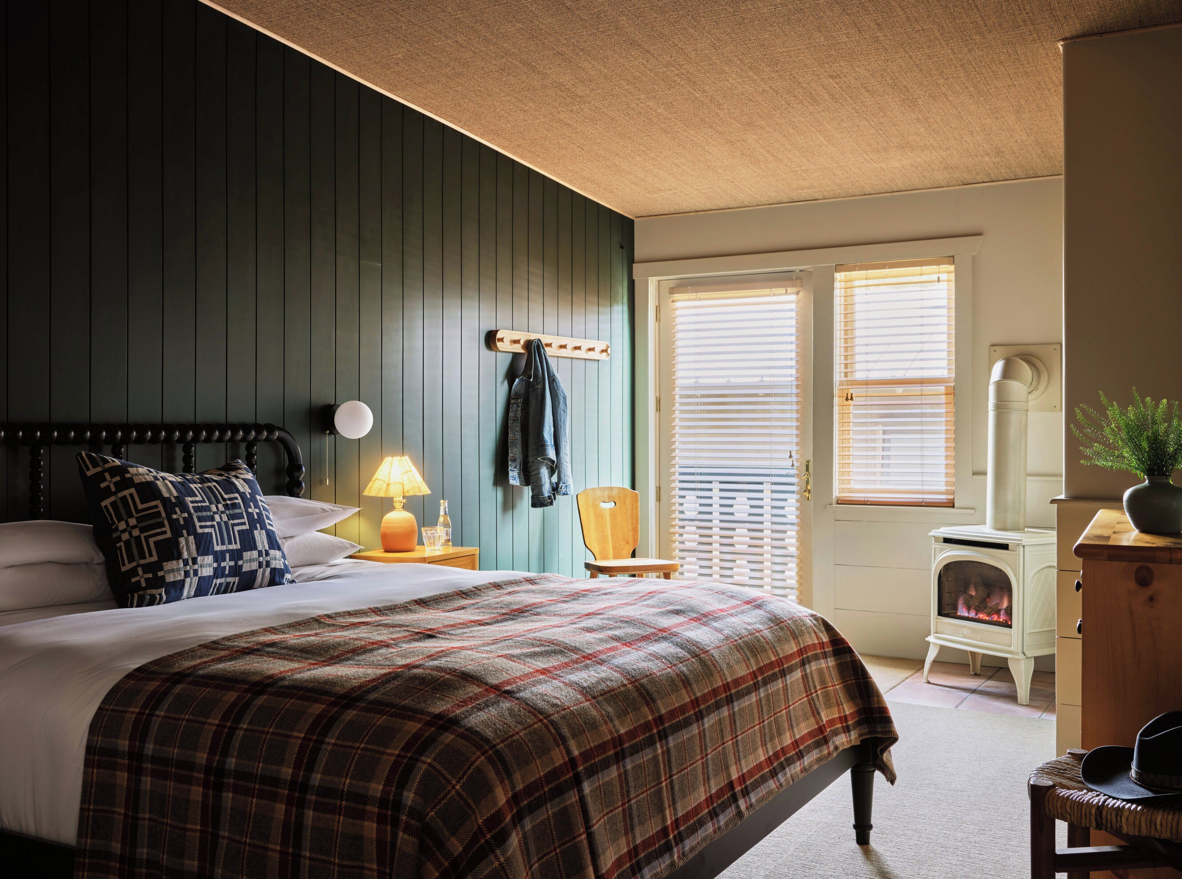 Room, 1 King Bed | Egyptian cotton sheets, premium bedding, down comforters, in-room safe