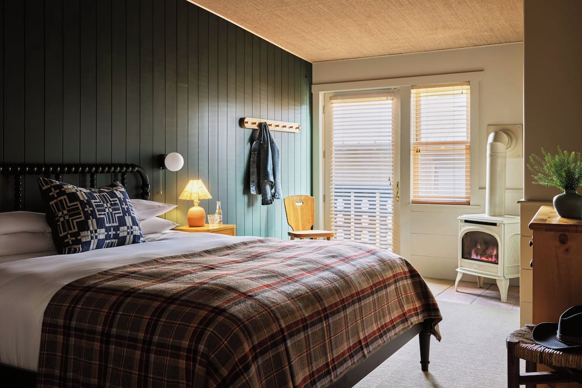 Room, 1 King Bed | Egyptian cotton sheets, premium bedding, down comforters, in-room safe