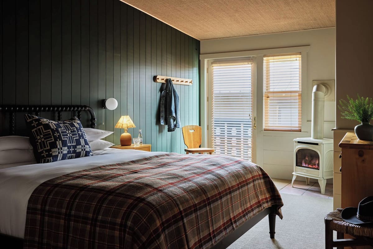 Room, 1 King Bed | Egyptian cotton sheets, premium bedding, down comforters, in-room safe