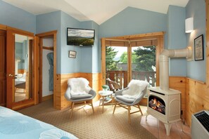 Egyptian cotton sheets, premium bedding, down comforters, in-room safe - The Alpine House (Jackson)