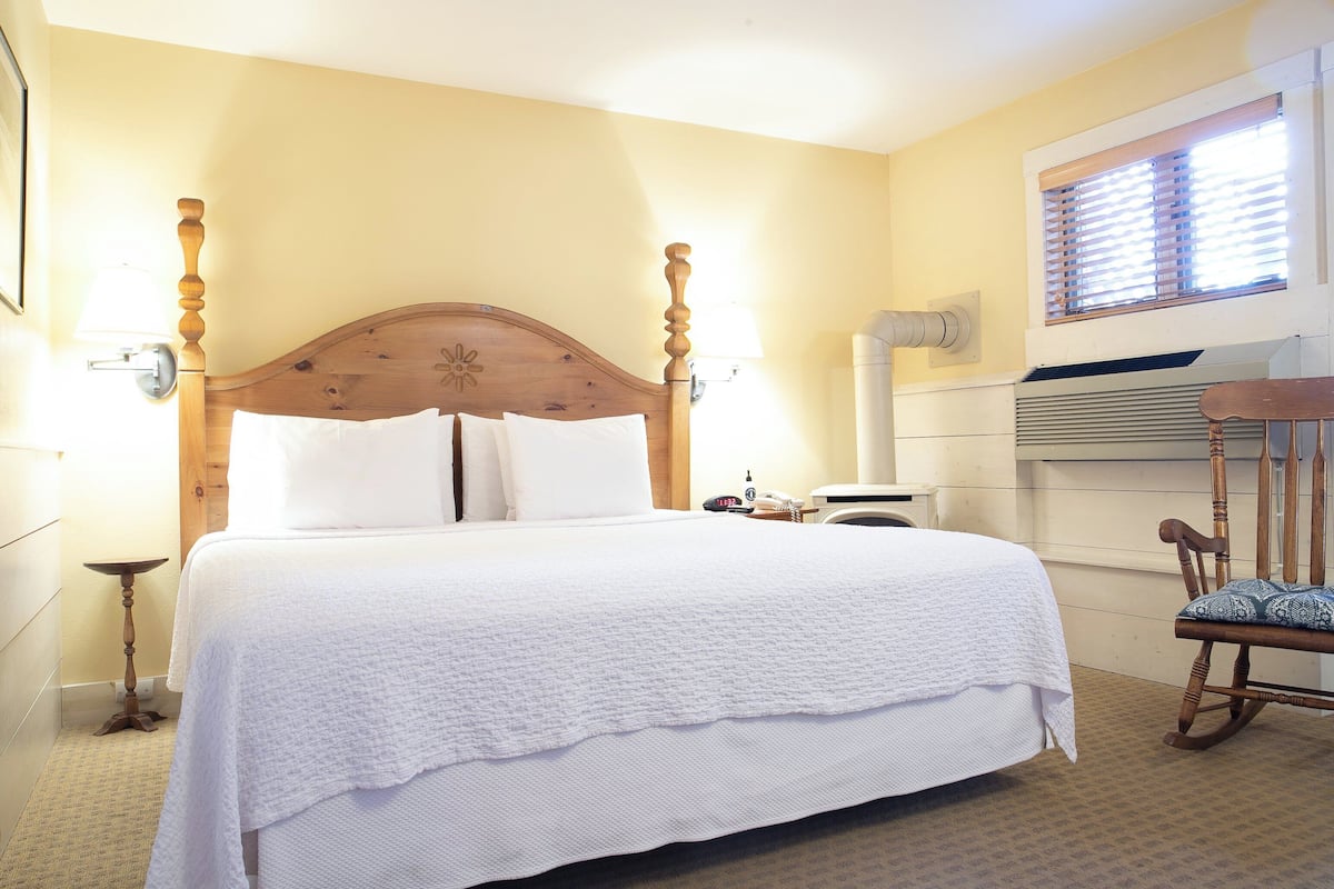 Suite, Kitchenette (Alpine) | Egyptian cotton sheets, premium bedding, down comforters, in-room safe