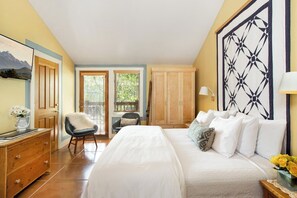 Loft | Egyptian cotton sheets, premium bedding, down comforters, in-room safe - The Alpine House (Jackson)