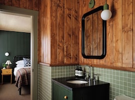 Bañera con ducha, artículos de tocador de diseñador, secador de pelo