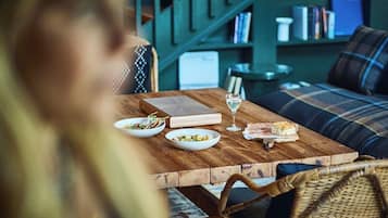 Una mesa de comedor con platos de comida, un vaso de agua y un libro.