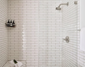 Loft | Bathroom | Combined shower/tub, designer toiletries, hair dryer, bathrobes - The Alpine House (Jackson)