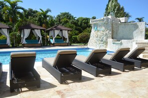 Outdoor pool, sun loungers - The Oasis Resort (Negril)