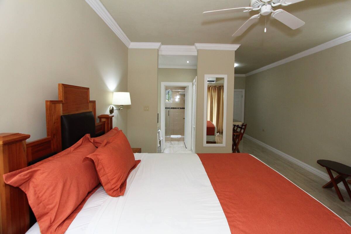 1 bedroom, premium bedding, Tempur-Pedic beds, in-room safe