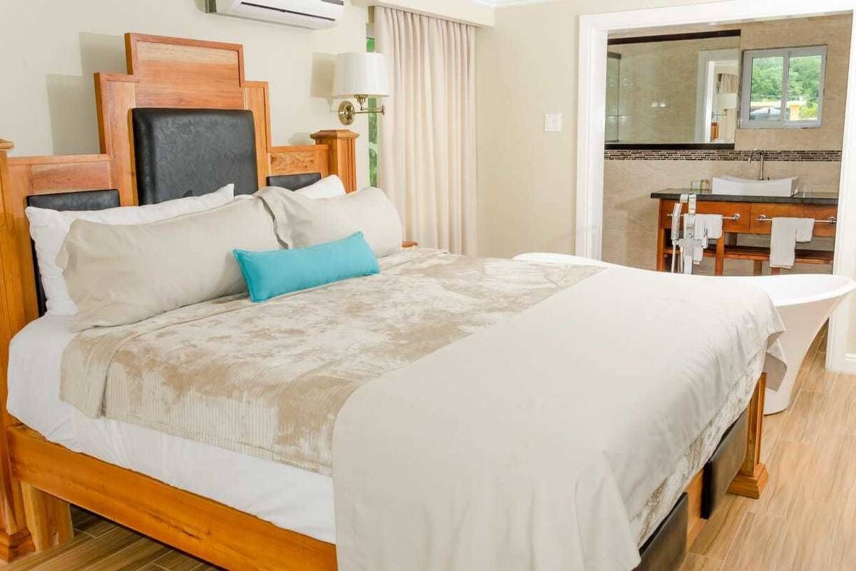 Honeymoon Suite, 1 King Bed, Jetted Tub | Premium bedding, Tempur-Pedic beds, in-room safe, desk