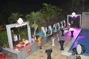 Outdoor pool, sun loungers - The Oasis Resort (Negril)