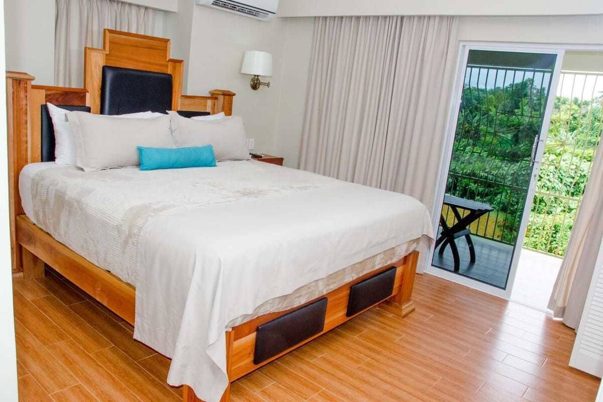 1 bedroom, premium bedding, Tempur-Pedic beds, in-room safe