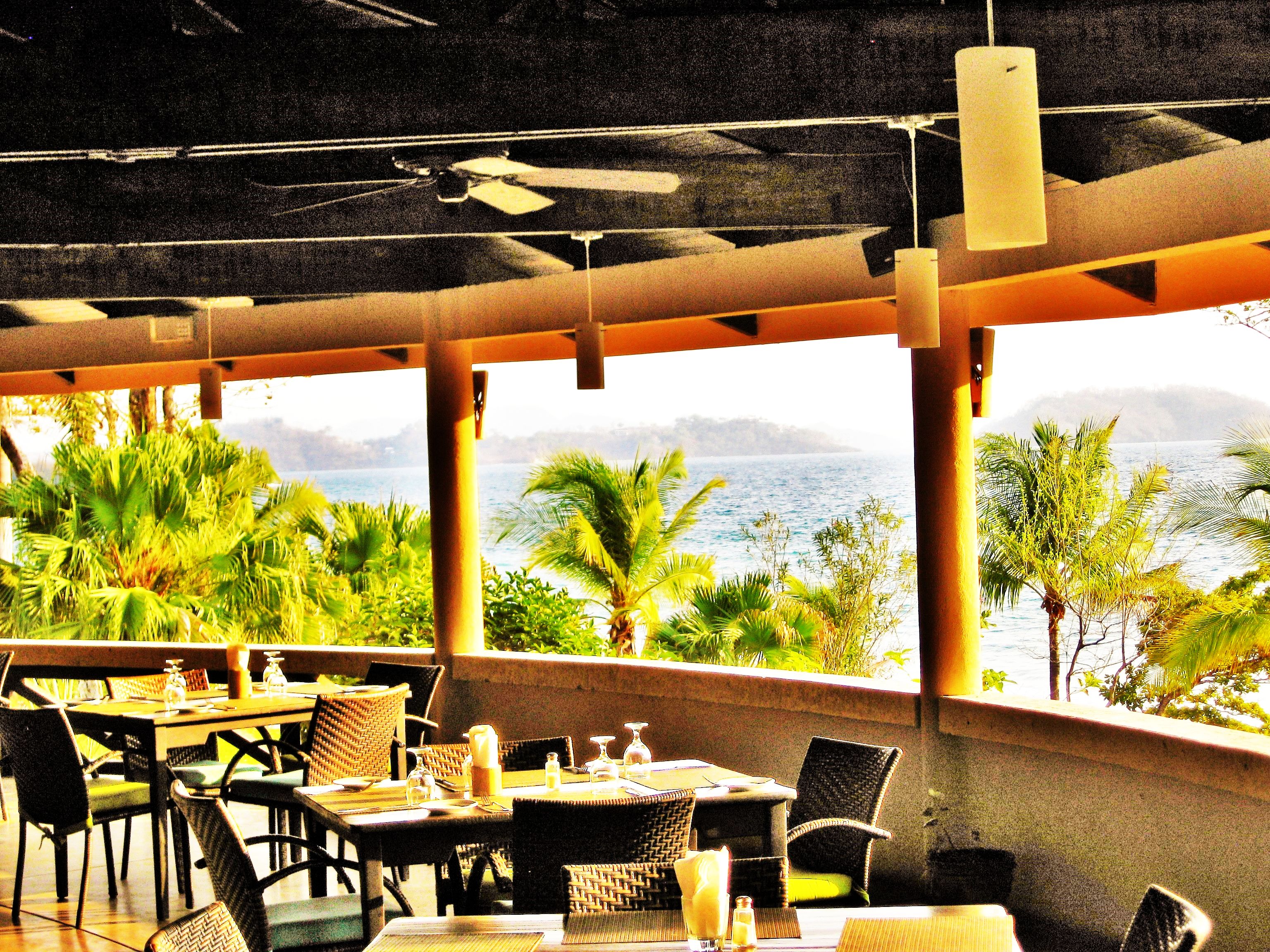 Café da manhã, almoço e jantar; culinária internacional 