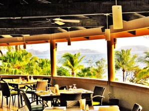 Se sirven desayunos, comidas, cenas y cocina internacional