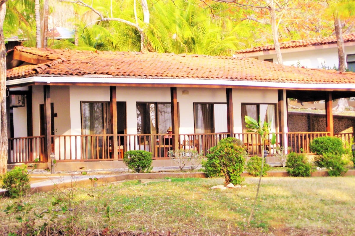 Habitación estándar, vistas al mar | Ropa de cama de alta calidad, caja fuerte, decoración individual