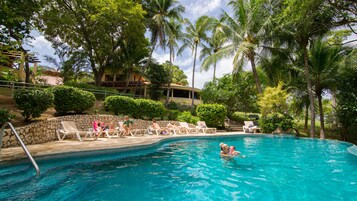 Una piscina techada, una piscina al aire libre