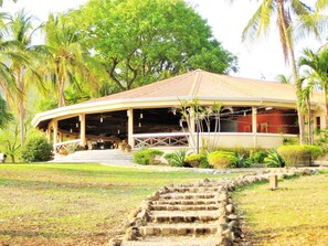 Se sirven desayunos, comidas, cenas y cocina internacional
