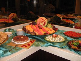 Melayani sarapan, makan siang, dan makan malam