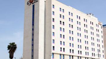 Vista frontal de la propiedad