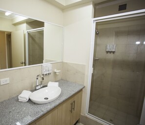 Shower, hair dryer, towels, shampoo - Starwest Apartments Alderney on Hay (East Perth)