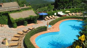 Piscine extérieure, chaises longues