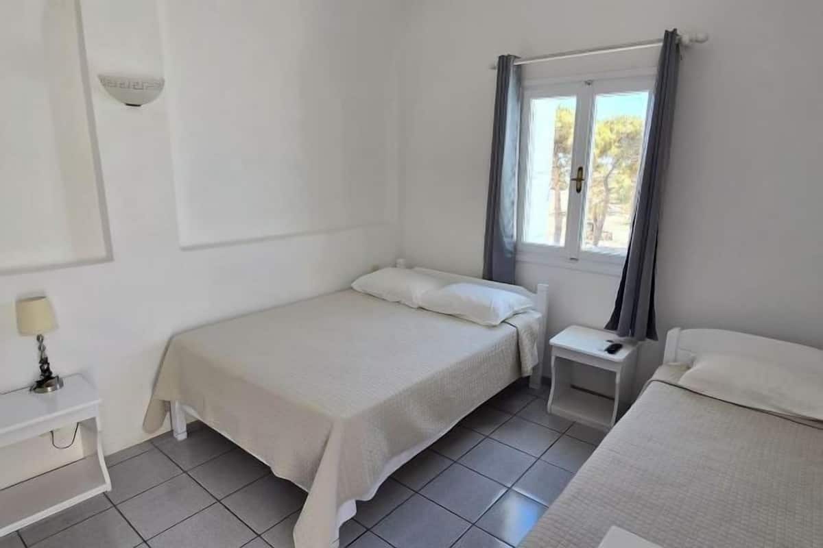 In-room safe, soundproofing, iron/ironing board, free WiFi