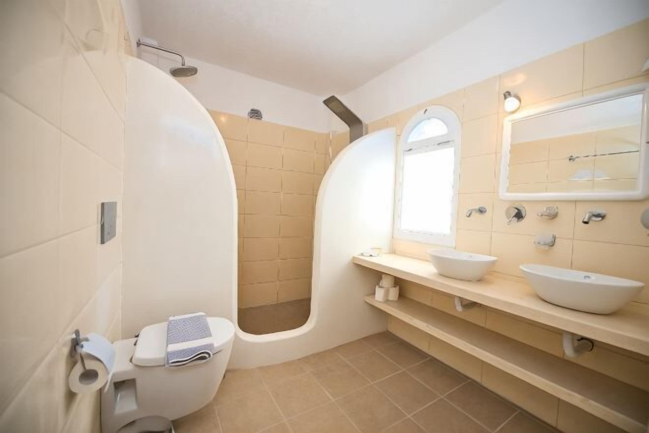 Regadera, amenidades de baño gratuitas, secadora de cabello, toallas 