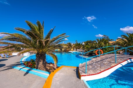 Una piscina al aire libre, sombrillas, sillones reclinables de piscina. Caldera View Resort - Adults Only