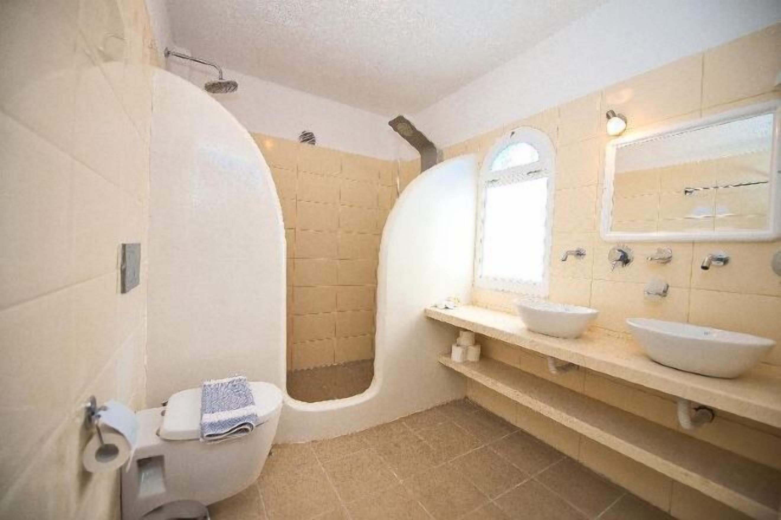 Dusche, kostenlose Toilettenartikel, Haartrockner, Handtücher