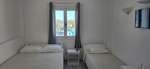 Quarto triplo, vista para a piscina | Vista do quarto