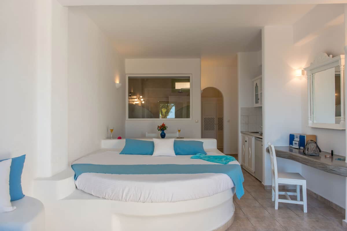 Hypo-allergenic bedding available, minibar, in-room safe, desk