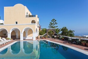 Seasonal outdoor pool, open 10:00 AM to 7:30 PM, pool umbrellas - Aelia by Eltheon (Santorini)