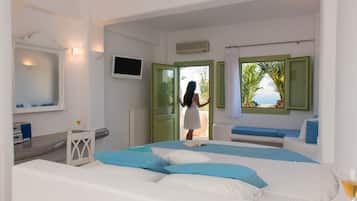 Hypo-allergenic bedding, minibar, in-room safe, desk