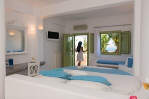 Hypo-allergenic bedding, minibar, in-room safe, desk