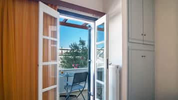 شقة عائلية | أسرّة بطبقة علوية مريحة وخزنة داخل الغرفة ومكتب ومكواة/لوح كي