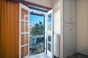 Familieleilighet | Senger med overmadrass, safe på rommet, skrivebord og strykejern/-brett