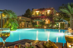 季节性开放的室外游泳池，池畔遮阳 伞，日光浴躺椅