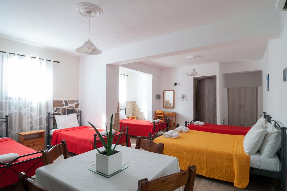 Habitación (for 6) | Camas con pillow-top, caja de seguridad en la habitación y escritorio