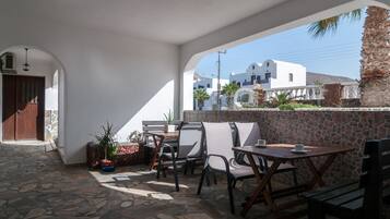 Kamar (for 6) | Teras/patio
