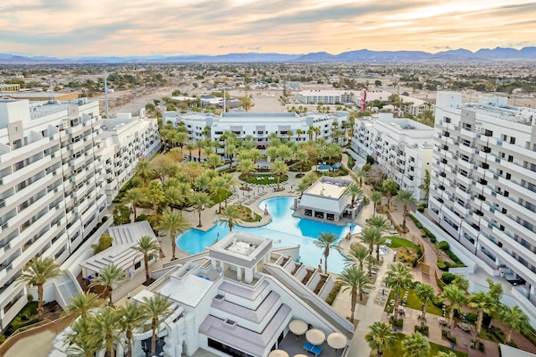 2 outdoor pools