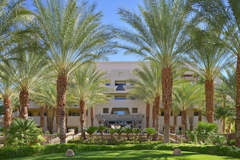 Hotel Exterior at Hilton Vacation Club Cancun Resort Las Vegas