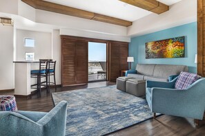 43-inch flat-screen TV with cable channels, TV - Hilton Vacation Club Cancun Resort Las Vegas (Las Vegas)