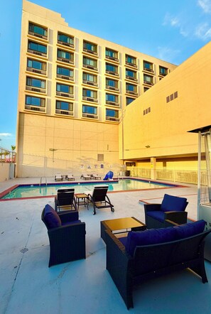 Outdoor pool - Lincoln Hotel Monterey Park Los Angeles (Monterey Park)