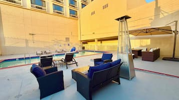 Una piscina al aire libre