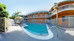 Una piscina al aire libre