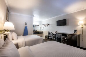 Escritorio, cortinas blackout y tabla de planchar con plancha