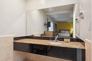 Bathroom - Rodeway Inn Hollywood (Los Angeles)
