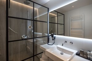 Habitación familiar | Baño | Artículos de higiene personal gratuitos, secador de pelo y toallas